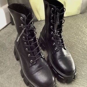BLACK PLATFORM BOOTS🖤- (size 10)